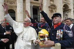 Papiez Franciszek w hełmie strażaka