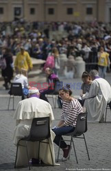 Papież Franciszek spowiada mlodzież