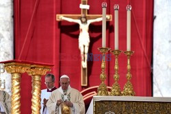 Prezydent Andrzej Duda z małżonką w Watykanie podczas mszy kanonizacyjnej