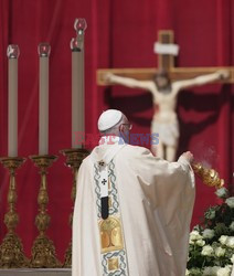 Prezydent Andrzej Duda z małżonką w Watykanie podczas mszy kanonizacyjnej