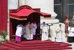 Prezydent Andrzej Duda z małżonką w Watykanie podczas mszy kanonizacyjnej