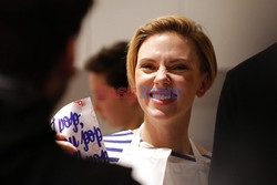 Scarlett Johansson na otwarciu sklepu yummy Pop w Paryżu