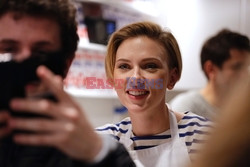 Scarlett Johansson na otwarciu sklepu yummy Pop w Paryżu