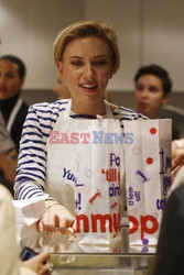 Scarlett Johansson na otwarciu sklepu yummy Pop w Paryżu