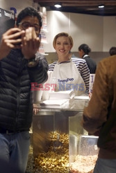 Scarlett Johansson na otwarciu sklepu yummy Pop w Paryżu