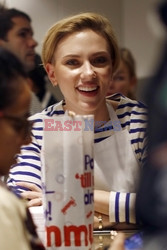 Scarlett Johansson na otwarciu sklepu yummy Pop w Paryżu