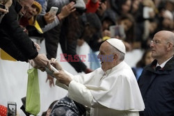 Papież Franciszek rozdaje autografy