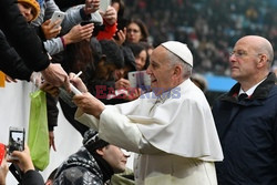 Papież Franciszek rozdaje autografy