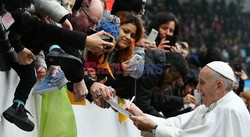 Papież Franciszek rozdaje autografy