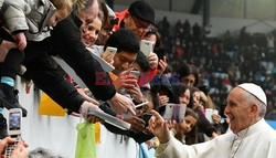 Papież Franciszek rozdaje autografy