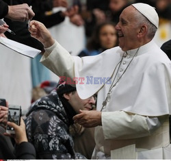 Papież Franciszek rozdaje autografy