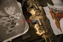 Wyrób masek BAFTA - AFP