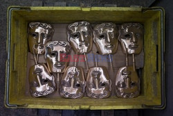 Wyrób masek BAFTA - AFP