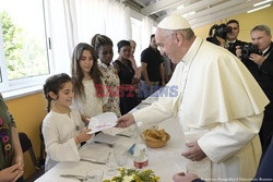 Papiez Franciszek spotkał się z uchodźcami