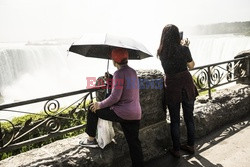 Turyści nad wodospadem Niagara - Redux