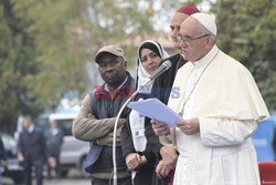 Papież Franciszek w Bolonii założył identyfikator uchodźcy i zjadł obiad z biednymi i uchodźcami