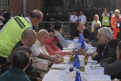 Papież Franciszek w Bolonii założył identyfikator uchodźcy i zjadł obiad z biednymi i uchodźcami