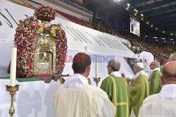 Papież Franciszek w Bolonii założył identyfikator uchodźcy i zjadł obiad z biednymi i uchodźcami