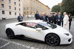 Papież Franciszek dostał lambroghini