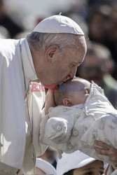 Papież Franciszek z dziećmi