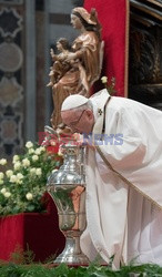 Papież Franciszek odprawia mszę w Wielki Czwartek