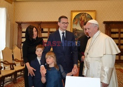 Premier Morawiecki z rodziną podczas audiencji u papieża Franciszka