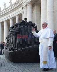 Papież Franciszek odłania rzeźbę przedstawiającą imigrantów