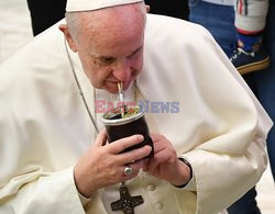 Papiez Franciszek pije yerba mate