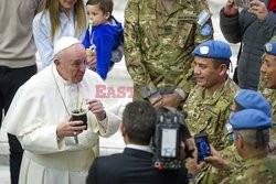 Papiez Franciszek pije yerba mate