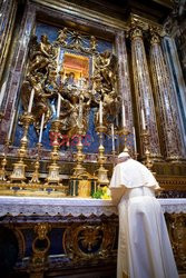 Papież modli się w bazylice Santa Maria Maggiore