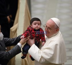 Papież Franciszek z dzieckiem na rękach