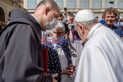 Papież Franciszek ucałował numer obozowy Lidii Maksymowicz