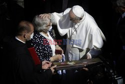 Papież Franciszek ucałował numer obozowy Lidii Maksymowicz