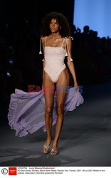 Pokazy Miami Swim Week 2021