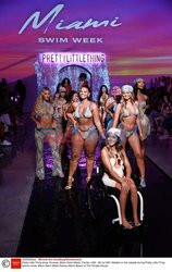 Pokazy Miami Swim Week 2021