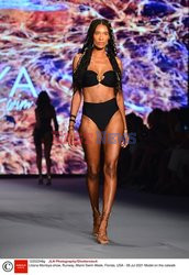 Pokazy Miami Swim Week 2021