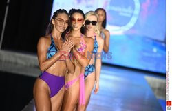 Pokazy Miami Swim Week 2021