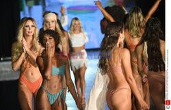 Pokazy Miami Swim Week 2021