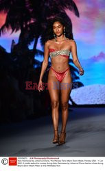 Pokazy Miami Swim Week 2021