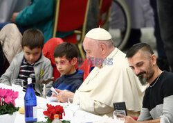 Papież Franciszek na posiłku z potrzebującymi