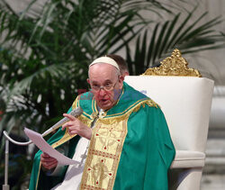 Papież Franciszek na posiłku z potrzebującymi