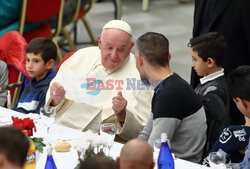 Papież Franciszek na posiłku z potrzebującymi