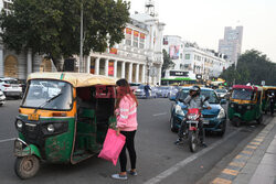 Kobiety w New Delhi wciąż boją siępodróżówać same komunikacją - AFP