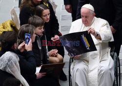 Papież Franciszek otrzymał prezenty podczas audiencji