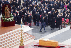 Pogrzeb papieża emeryta Benedykta XVI na placu św. Piotra w Rzymie