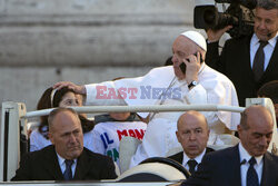 Papież Franciszek rozmawia przez telefon