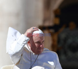 Papież Franciszek rozmawia przez telefon