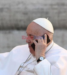 Papież Franciszek rozmawia przez telefon