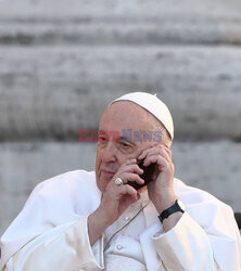 Papież Franciszek rozmawia przez telefon