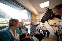 Klacz pomaga seniorom w domu opieki - AFP